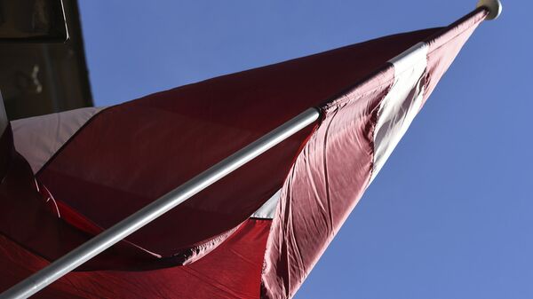 Флаг Латвии на здании Сейма - Sputnik Латвия