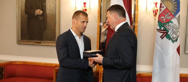 Президент Латвии Раймондс Вейонис вручил боксеру Майрису Бриедису орден Трех звезд, 24 января 2018 года Президент Латвии Раймондс Вейонис вручил боксеру Майрису Бриедису орден Трех звезд, 24 января 2018 года - Sputnik Latvija