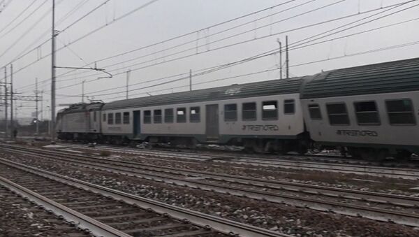 Поезд, следовавший из Кремоны в Милан, сошел с рельсов - Sputnik Латвия