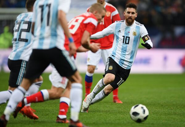 Лидер аргентинской сборной Лионель Месси в товарищеском матче между национальными командами России и Аргентины - Sputnik Латвия