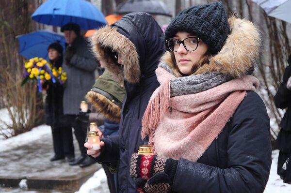 Молодые люди пришли почтить память жертв Холокоста - Sputnik Латвия