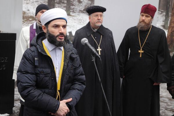 На церемонии возложения венков присутствовали представители различных религиозных конфессий - Sputnik Латвия