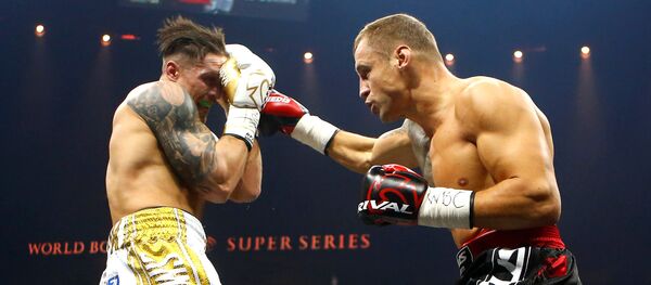 Майрис Бриедис (справа) и Александр Усик (слева), полуфинал Всемирной суперсерии бокса (WBSS), 27.01.2018 г. - Sputnik Латвия