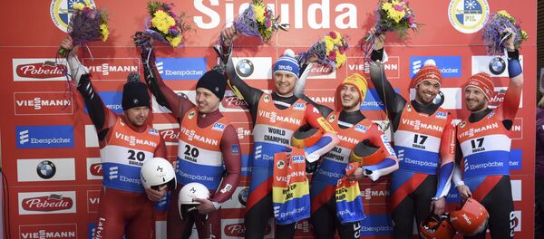 Тони Эггерт и Саша Бенекен (Германия) (в центре), Андрис и Юрис Шицс (Латвия) (слева), Тобиас Вендль и Тобиас Арльт (Германия) (справа). Кубок мира по санному спорту. Сигулда, Лативя, 27.01.2018 г. Тони Эггерт и Саша Бенекен (Германия) (в центре), Андрис и Юрис Шицс (Латвия) (слева), Тобиас Вендль и Тобиас Арльт (Германия) (справа). Кубок мира по санному спорту. Сигулда, Лативя, 27.01.2018 г. - Sputnik Латвия