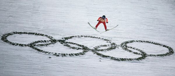 Дмитрий Васильев (Россия) в финале командных соревнований по прыжкам с большого трамплина - Sputnik Латвия