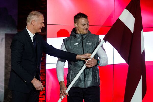 Бобслеист Даумантс Дрейшкенс, знаменосец сборной Латвии на зимних олимпийских играх в Пхенчхане - Sputnik Латвия