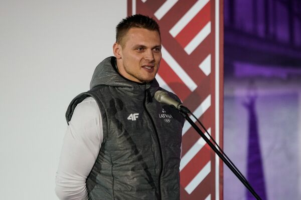 Бобслеист Даумантс Дрейшкенс, знаменосец сборной Латвии на зимних олимпийских играх в Пхенчхане - Sputnik Латвия