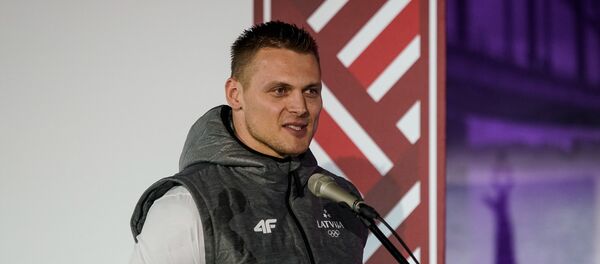 Бобслеист Даумантс Дрейшкенс, знаменосец сборной Латвии на зимних олимпийских играх в Пхенчхане - Sputnik Латвия