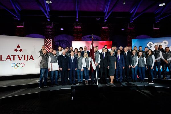 Раймондс Вейонис с супругой сфотографировались с латвийскими олимпийцами - Sputnik Латвия