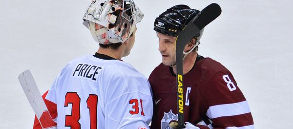 Слева направо: вратарь Кэри Прайс (Канада) и Сандис Озолиньш (Латвия) после четвертьфинального матча между сборными командами Канады и Латвии в соревнованиях по хоккею среди мужчин на XXII зимних Олимпийских играх в Сочи Слева направо: вратарь Кэри Прайс (Канада) и Сандис Озолиньш (Латвия) после четвертьфинального матча между сборными командами Канады и Латвии в соревнованиях по хоккею среди мужчин на XXII зимних Олимпийских играх в Сочи - Sputnik Латвия