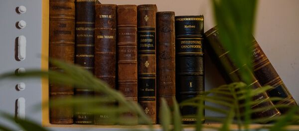 Старинные книги в Пакруойской усадьбе Старинные книги в Пакруойской усадьбе - Sputnik Латвия