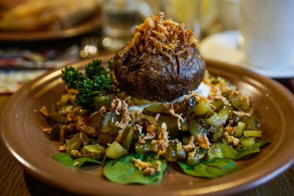 В местном трактире можно отведать национальные блюда по старинным рецептам - Sputnik Латвия