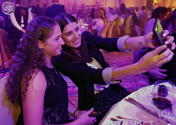 Теннисистки Елена Остапенко (Латвия) и Сорана Кирстя (Румыния) на вечернике для игроков на турнире WTA в Санкт-Петербурге Теннисистки Елена Остапенко (Латвия) и Сорана Кирстя (Румыния) на вечернике для игроков на турнире WTA в Санкт-Петербурге - Sputnik Латвия