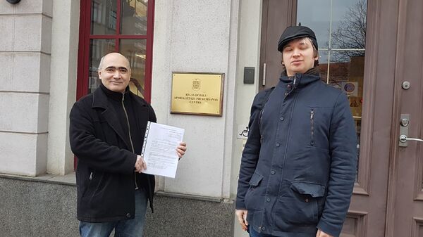 Представители штаба Русский Союз Латвии - Илья Козырев и Александр Кузьмин подают заявку на митинг 8 февраля - Sputnik Латвия