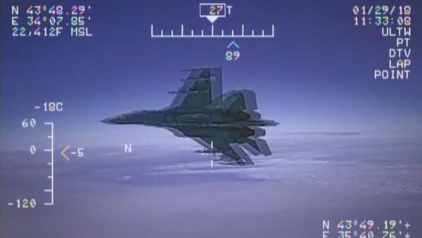США опубликовали видео перехвата своего самолёта-разведчика российским Су-27 - Sputnik Латвия