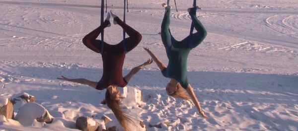 Skarbā krievu joga: rīta vingrošana salā - Sputnik Latvija