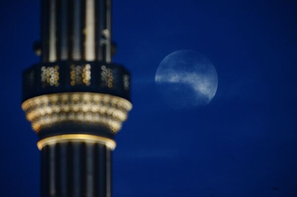 Supermēness pie mošejas Čečenijas sirds Groznijā - Sputnik Latvija