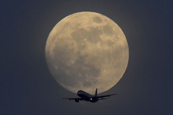 Lidmašīna pilnmēness fonā, Lielbritānija - Sputnik Latvija