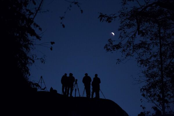 Cilvēki vēro supermēnesi Guvahati, Indijā - Sputnik Latvija