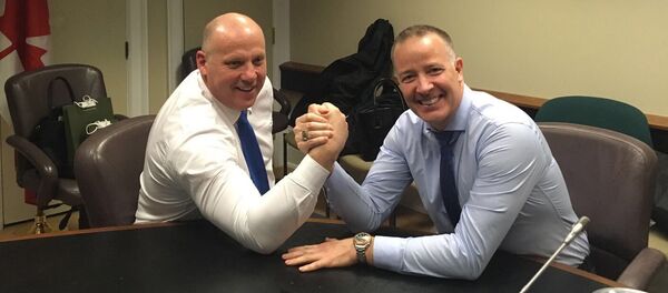 Министр обороны Латвии Раймондс Бергманис и член парламентского комитета Канады по обороне Стивен Фер Министр обороны Латвии Раймондс Бергманис и член парламентского комитета Канады по обороне Стивен Фер - Sputnik Latvija