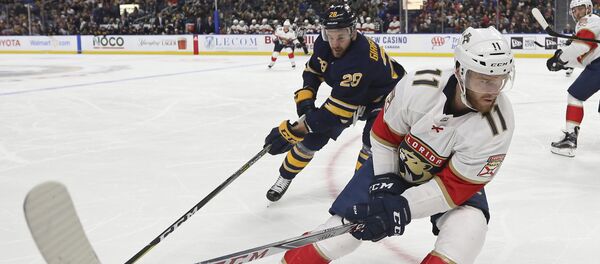 Форвард Баффало Сэйбрз Земгус Гиргенсонс (слева) во втором периоде домашнего матча с Флоридой Пантерз 1 февраля 2018 года - Sputnik Латвия