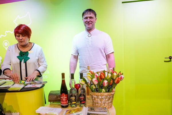 Гундарс, владелец хозяйства Viestardi в местечке Кроньауце в Терветской области Гундарс, владелец хозяйства Viestardi в местечке Кроньауце в Терветской области - Sputnik Латвия