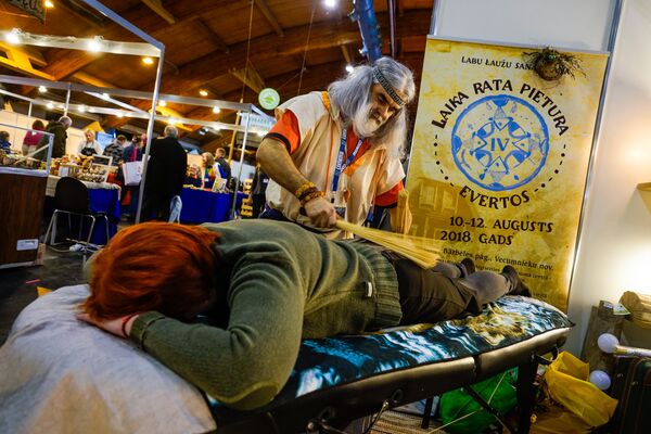 Хутор Evertos в Вецумниекском крае возделывает нишу эзотерического и духовного туризма. 1-12 августа тут пройдет Встреча добрых людей — с лекциями, ритуалами и Ночью гонга. Хутор Evertos в Вецумниекском крае возделывает нишу эзотерического и духовного туризма. 1-12 августа тут пройдет Встреча добрых людей — с лекциями, ритуалами и Ночью гонга. - Sputnik Латвия