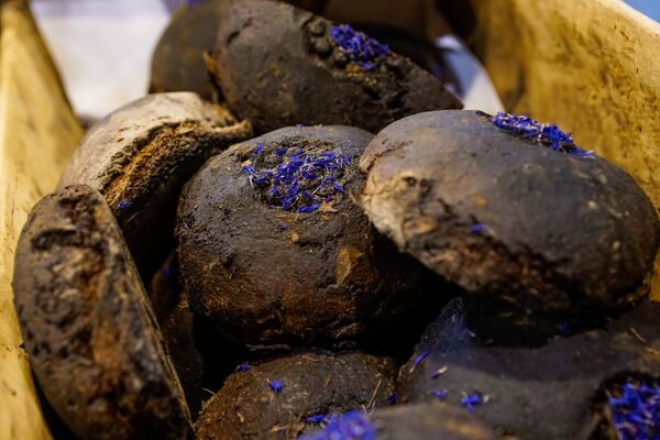 Ржаной хлеб с васильками - ноу-хау смилтенской компании Kukaburras, в ассортименте которой есть даже яблочный сыр! Ржаной хлеб с васильками - ноу-хау смилтенской компании Kukaburras, в ассортименте которой есть даже яблочный сыр! - Sputnik Латвия