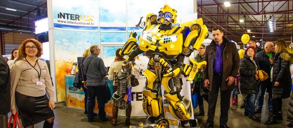 Robots-transformers pastaigājas pa tūrisma izstādi Robots-transformers pastaigājas pa tūrisma izstādi - Sputnik Latvija