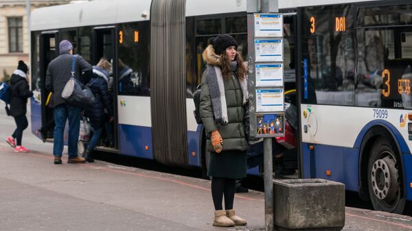 Девушка на остановке городского транспорта в Риге - Sputnik Латвия