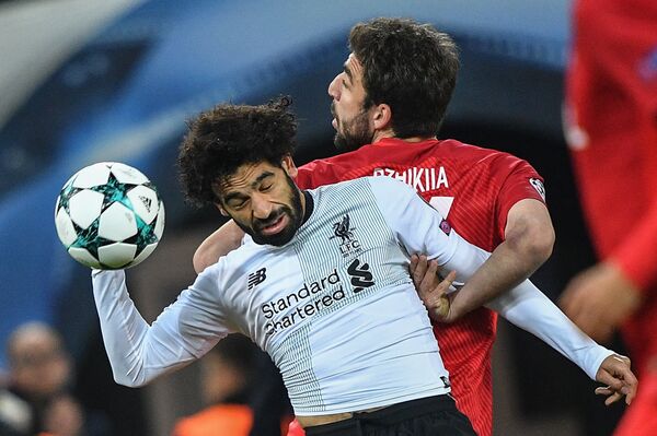 Мохаммед Салах – полузащитник сборной Ливерпуля и сборной Египта – в борьбе против защитника Спартака и сборной России Георгия Джикия Мохаммед Салах – полузащитник сборной Ливерпуля и сборной Египта – в борьбе против защитника Спартака и сборной России Георгия Джикия - Sputnik Латвия