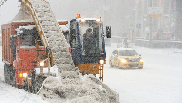 Снегоуборочная техника коммунальных служб во время уборки последствий снегопада в Москве - Sputnik Latvija
