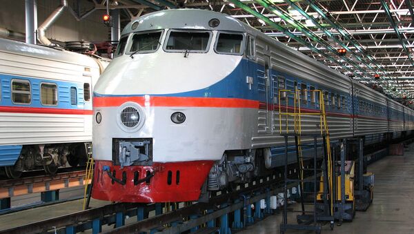 Электропоезд ЭР200 на ремонтной позиции в депо - Sputnik Латвия