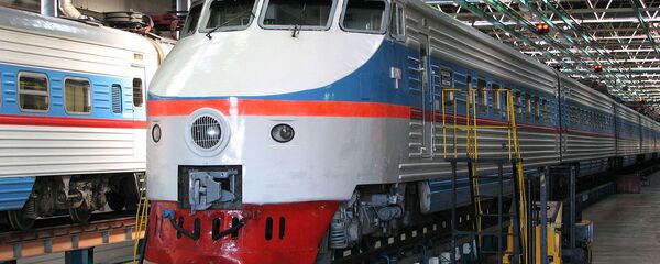 Электропоезд ЭР200 на ремонтной позиции в депо - Sputnik Латвия