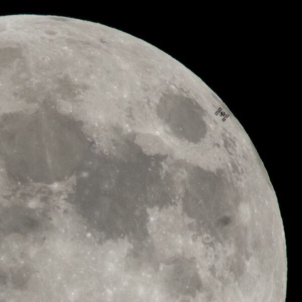 МКС на фоне Луны - Sputnik Латвия