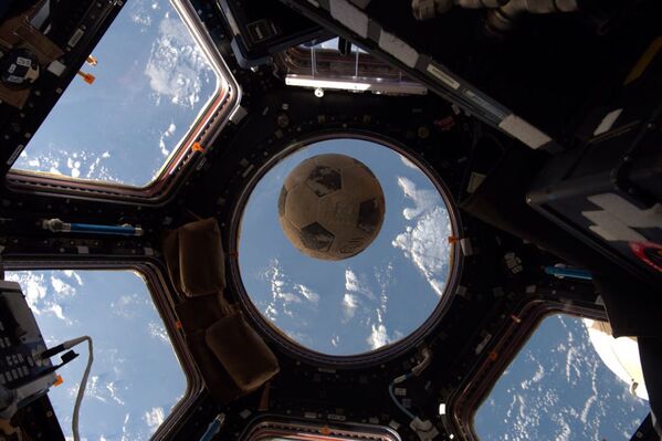 Футбольный мяч на борту МКС - Sputnik Латвия