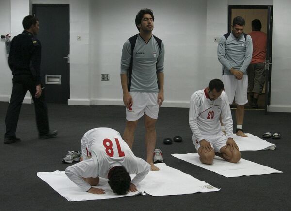 Иранские футболисты рассчитывают на собственные силы и помощь Всевышнего. 2011 год – товарищеский матч сборных России и Ирана. Иранские футболисты рассчитывают на собственные силы и помощь Всевышнего. 2011 год – товарищеский матч сборных России и Ирана. - Sputnik Латвия