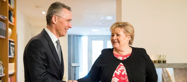NATO ģenerālsekretārs Jenss Stoltenbergs tikšanās laikā ar Norvēģijas premjerministri Ernu Sūlbergu NATO ģenerālsekretārs Jenss Stoltenbergs tikšanās laikā ar Norvēģijas premjerministri Ernu Sūlbergu - Sputnik Latvija