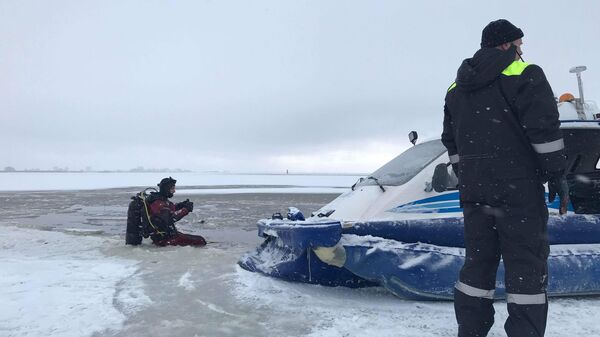 Операция на месте затонувшего микроавтобуса под Пярну - Sputnik Латвия