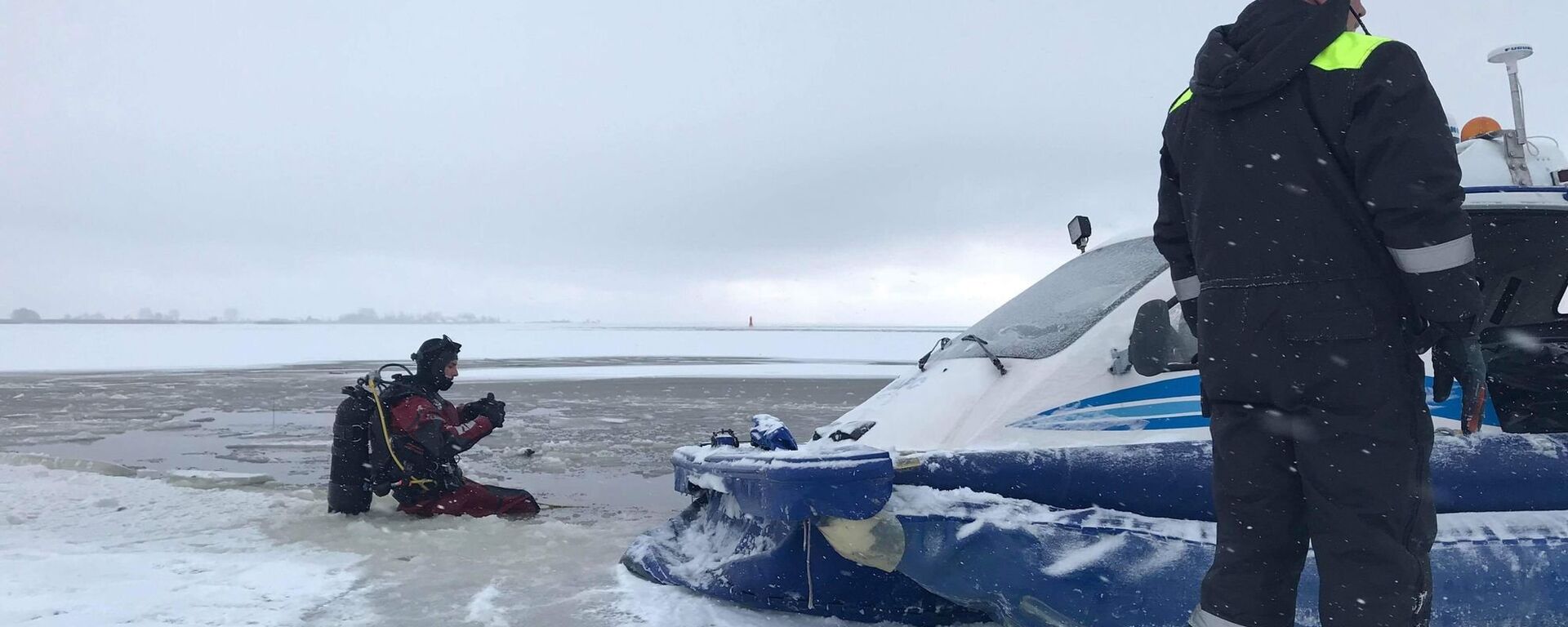 Операция на месте затонувшего микроавтобуса под Пярну - Sputnik Латвия, 1920, 06.02.2018