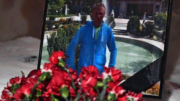 Ziedi bojāgājušā lidotāja majora Romāna Fiļipova piemiņai - Sputnik Latvija
