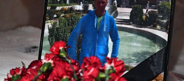 Цветы в память о погибшем летчике майоре Романе Филипове у здания министерства обороны РФ в Москве - Sputnik Латвия