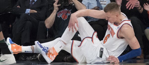 Нападающий New York Knicks Кристапс Порзингис в матче против команды Milwaukee Bucks, 7 февраля 2018 Нападающий New York Knicks Кристапс Порзингис в матче против команды Milwaukee Bucks, 7 февраля 2018 - Sputnik Латвия