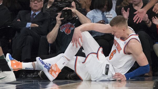 Нападающий New York Knicks Кристапс Порзингис в матче против команды Milwaukee Bucks, 7 февраля 2018 - Sputnik Латвия