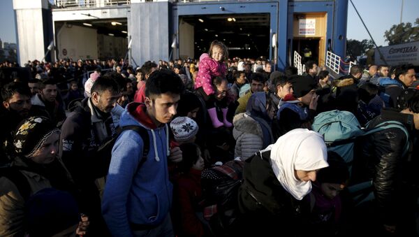 Беженцы и мигранты в порту - Sputnik Latvija