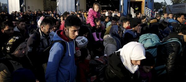 Беженцы и мигранты в порту Беженцы и мигранты в порту - Sputnik Latvija