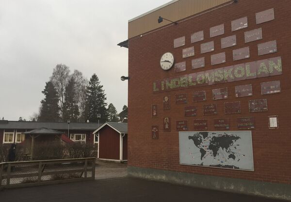 Плакаты с надписью Добро пожаловать на 18 различных языках на стене школы в Хултсфреде, Швеция - Sputnik Латвия