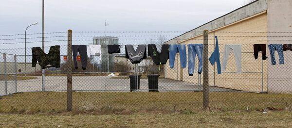 Одежда беженцев на заборе в лагере - Sputnik Латвия