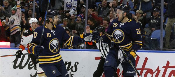 Латвийский форвард Баффало Сэйбрз Земгус Гиргенсонс празднует заброшенную шайбу в матче против Анахайм Дакс 6 февраля 2018 года - Sputnik Латвия