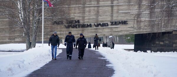Мемориал памяти жертв нацизма в Саласпилсе Надпись: За этими воротами стонет земля Мемориал памяти жертв нацизма в Саласпилсе Надпись: За этими воротами стонет земля - Sputnik Латвия
